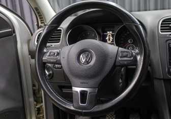 Подержанный автомобиль Volkswagen Golf Hatchback 2012 года (15 фото)