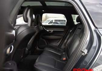 Подержанный автомобиль Volvo V90 Cross Country 2017 года (8 фото)