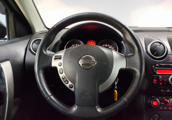 Подержанный автомобиль Nissan Qashqai 2009 года (14 фото)