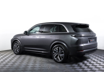 Подержанный автомобиль LiXiang L7 2024 года (7 фото)