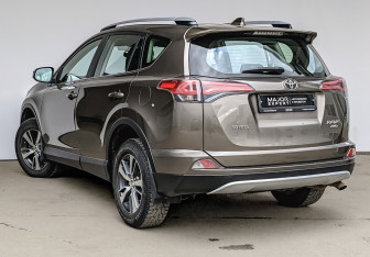 Подержанный автомобиль Toyota RAV4 2016 года (7 фото)