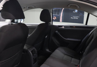 Подержанный автомобиль Volkswagen Jetta Sedan 2012 года (10 фото)