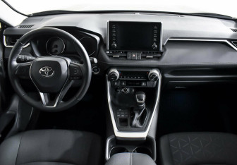 Подержанный автомобиль Toyota RAV4 2021 года (11 фото)