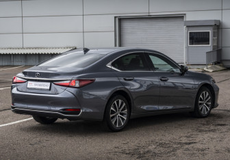 Подержанный автомобиль Lexus ES 2021 года (6 фото)