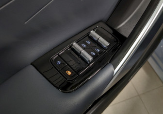 Подержанный автомобиль Geely Atlas 2024 года (12 фото)