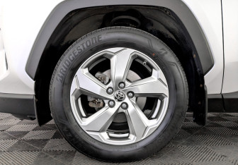 Подержанный автомобиль Toyota RAV4 2021 года (18 фото)