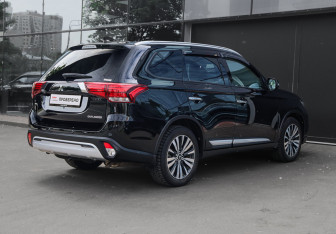 Подержанный автомобиль Mitsubishi Outlander 2021 года (4 фото)