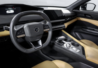 Подержанный автомобиль Changan UNI-V 2023 года (14 фото)