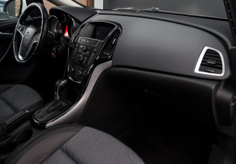 Подержанный автомобиль Opel Astra Sedan 2015 года (9 фото)