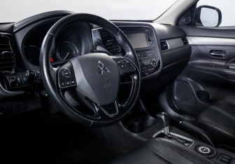 Подержанный автомобиль Mitsubishi Outlander 2015 года (14 фото)