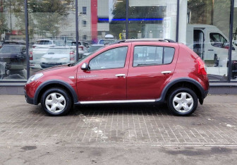 Подержанный автомобиль Renault Sandero 2012 года (5 фото)