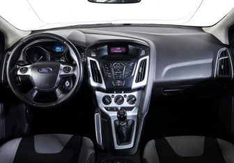 Подержанный автомобиль Ford Focus Sedan 2011 года (12 фото)