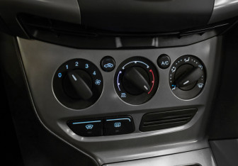 Подержанный автомобиль Ford Focus Hatchback 2012 года (17 фото)