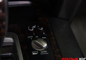 Подержанный автомобиль Toyota Land Cruiser Suv 2010 года (22 фото)