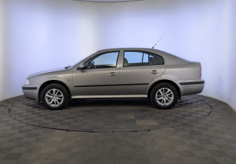 Подержанный автомобиль Skoda Octavia Liftback 2010 года (8 фото)