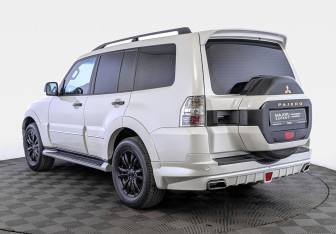Подержанный автомобиль Mitsubishi Pajero 2019 года (7 фото)