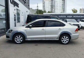Подержанный автомобиль Volkswagen Polo Sedan 2012 года (8 фото)
