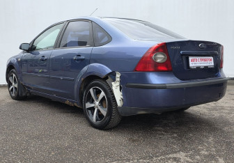 Подержанный автомобиль Ford Focus Sedan 2005 года (7 фото)