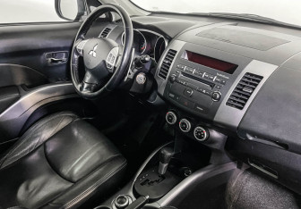 Подержанный автомобиль Mitsubishi Outlander 2008 года (9 фото)