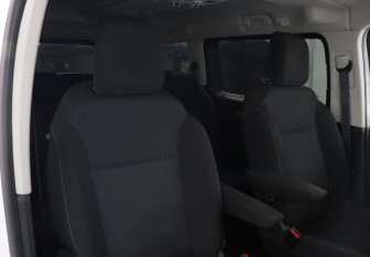 Подержанный автомобиль Peugeot Traveller 2022 года (15 фото)