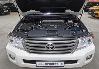 Подержанный автомобиль Toyota Land Cruiser Suv 2013 года (9 фото)