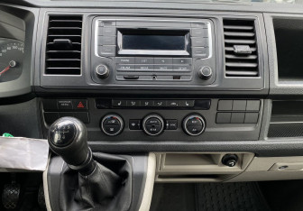 Подержанный автомобиль Volkswagen Caravelle 2017 года (12 фото)
