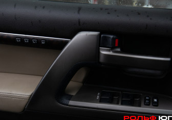 Подержанный автомобиль Toyota Land Cruiser Suv 2010 года (20 фото)
