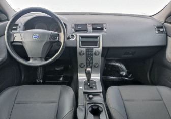 Подержанный автомобиль Volvo V50 2006 года (12 фото)