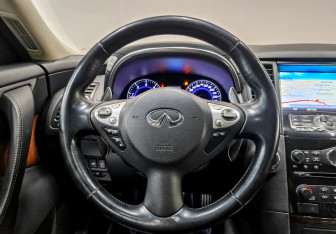 Подержанный автомобиль Infiniti QX70 2013 года (22 фото)
