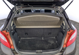 Подержанный автомобиль Mazda 2 Hatchback 2012 года (10 фото)