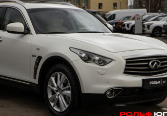 Подержанный автомобиль Infiniti QX70 2016 года (24 фото)