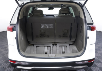 Подержанный автомобиль Kia Carnival 2023 года (9 фото)