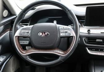 Подержанный автомобиль Kia K900 2019 года (18 фото)