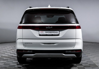 Подержанный автомобиль Kia Carnival 2023 года (6 фото)