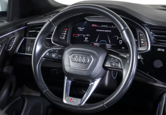 Подержанный автомобиль Audi Q8 2019 года (13 фото)