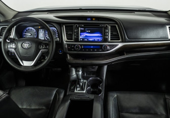 Подержанный автомобиль Toyota Highlander 2014 года (12 фото)