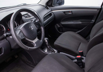 Подержанный автомобиль Suzuki Swift Hatchback 2011 года (10 фото)