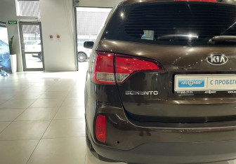 Подержанный автомобиль Kia Sorento 2015 года (8 фото)
