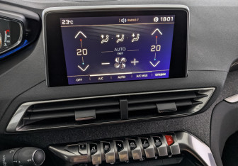 Подержанный автомобиль Peugeot 3008 2018 года (25 фото)