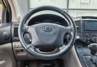 Подержанный автомобиль Kia Carnival 2009 года (17 фото)
