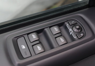 Подержанный автомобиль Land Rover Discovery 2014 года (11 фото)