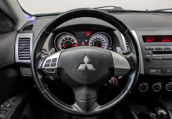 Подержанный автомобиль Mitsubishi Outlander 2011 года (21 фото)