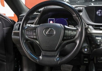 Подержанный автомобиль Lexus ES 2019 года (17 фото)