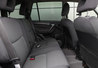 Подержанный автомобиль Toyota RAV4 2004 года (12 фото)