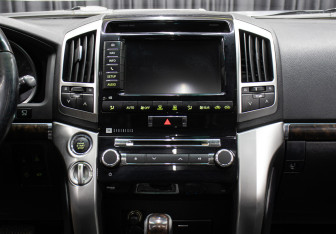 Подержанный автомобиль Toyota Land Cruiser Suv 2013 года (16 фото)