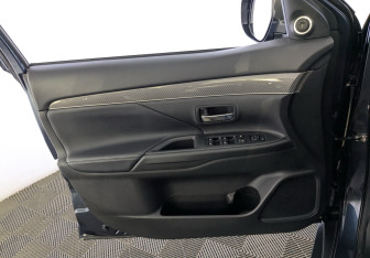 Подержанный автомобиль Mitsubishi Outlander 2020 года (21 фото)