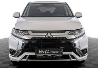 Подержанный автомобиль Mitsubishi Outlander 2022 года (2 фото)