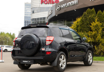 Подержанный автомобиль Toyota RAV4 2011 года (4 фото)