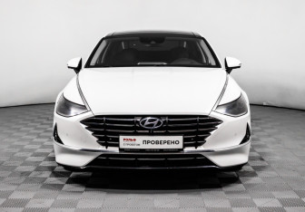 Подержанный автомобиль Hyundai Sonata 2020 года (2 фото)