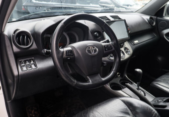 Подержанный автомобиль Toyota RAV4 2011 года (12 фото)